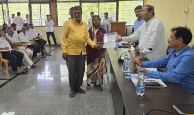 ಸಂತ್ರಸ್ತರಿಗೆ ಹಕ್ಕು ಪತ್ರ ವಿತರಿಸಿದ‌ ಮೇಟಿ