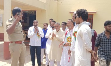 ಹೆಚ್ಚುವರಿ ಡಿಜೆ ಬಳಕೆಗೆ ಅವಕಾಶ ಕೊಡಿ; ಠಾಣೆ ಮುಂದೆ ಜಮಾಯಿಸಿದ ಯುವಕರು