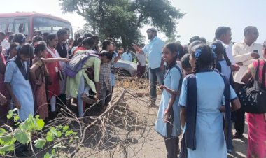 ನಿಲ್ಲದ ಬಸ್ : ವಿದ್ಯಾರ್ಥಿಗಳ ಪ್ರತಿಭಟನೆ 