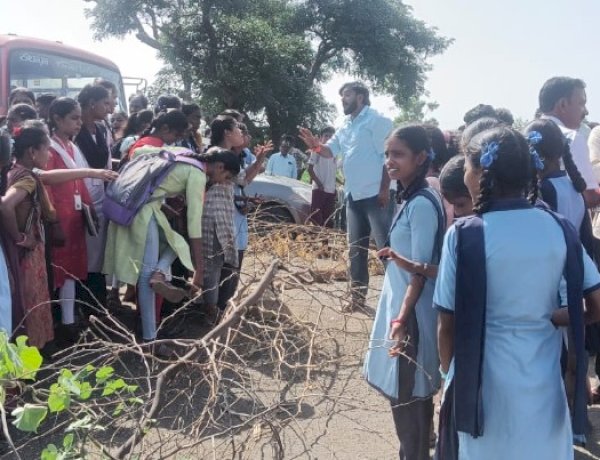 ನಿಲ್ಲದ ಬಸ್ : ವಿದ್ಯಾರ್ಥಿಗಳ ಪ್ರತಿಭಟನೆ 