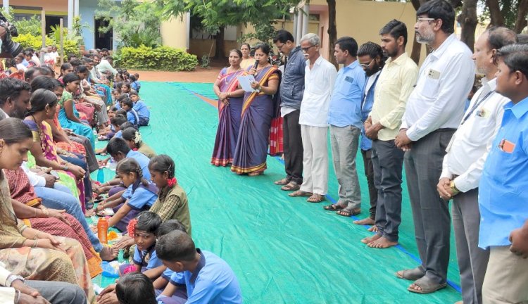 ಓದಿನ ನಿರಾಸಕ್ತಿ ದೂರಮಾಡಲು ಕೆರಕಲಮಟ್ಟಿಯಲ್ಲಿ ಮಕ್ಕಳಿಂದ ಪೋಷಕರ ಪಾದಪೂಜೆ, ದೀಕ್ಷೆ..! 