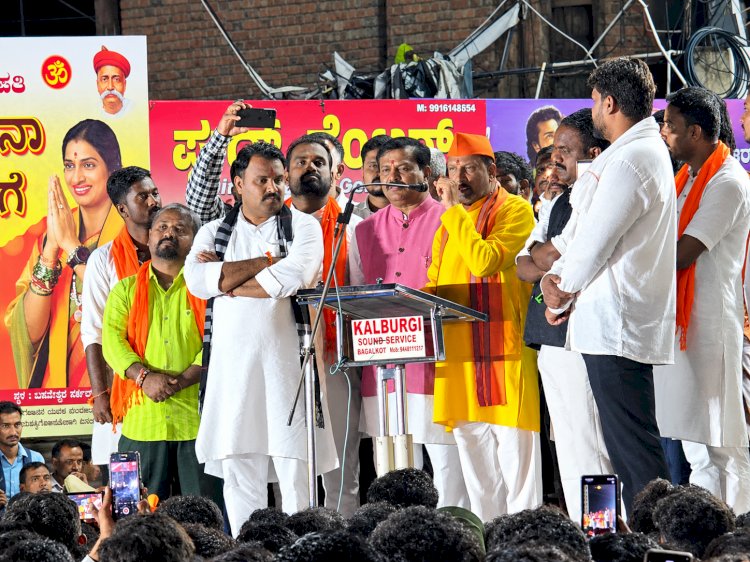 ವಂದೇ ಮಾತರಂ ಪೂರ್ಣ ಹಾಡದ ಕಾಂಗ್ರೆಸ್ಸಿನವರು ದೇಶದ್ರೋಹಿಗಳು: ಪ್ರಮೋದ ಮುತಾಲಿಕ್ 